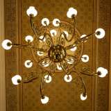Dal soffitto, anch�esso arricchito da fitte fantasie floreali, cadono infine cinque lampadari a bracci in ottone e vetro